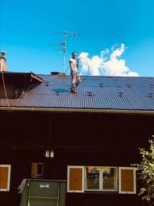 Nettoyage de toiture en tôles à Embrun 05